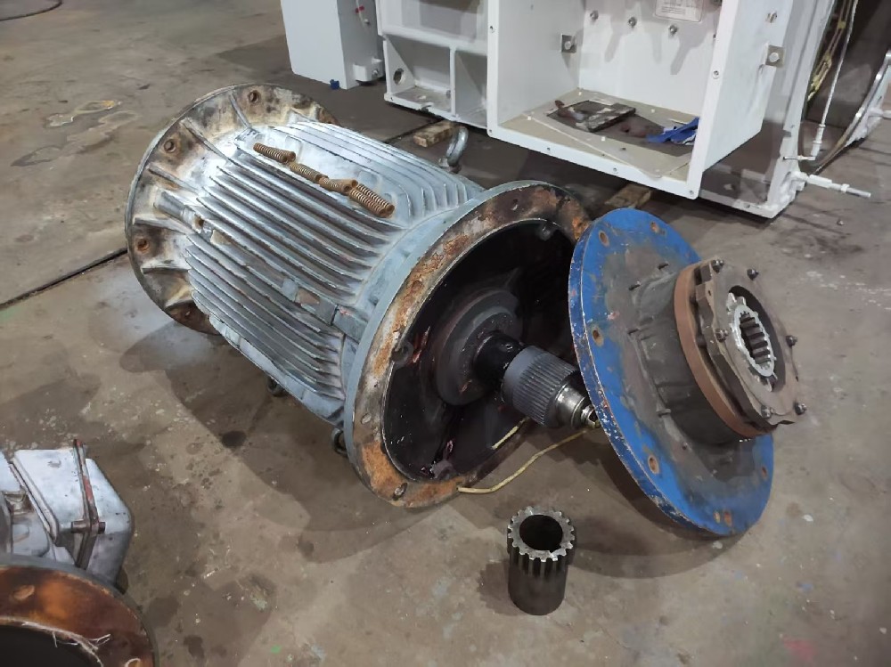 厦门某码头公司60KW wolfer变频带刹车电机维修